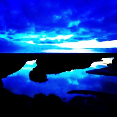 “blue hour” . #earthscope #northsea #evening #sunset #bnesimppl #walk #eveningwalk #walking #hike #hiking #hikingadventures…