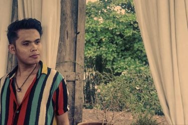 ” suot nya’y makulay may munting ngiting tinataglay hindi buo, pero tunay Sa kawala’y…