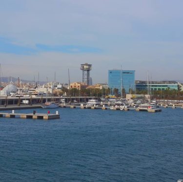 Puerto de Barcelona. Foto 2/3. Foto completa en perfil. . #fotourbana #city_barcelona #barcelonacity #barcelonalife…