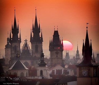 východ slunce skrze Staroměstskou radniční věž… #wonderful_prague #europestyle_czechrepublic #toppraguephoto #kings_hdr #visitcz # #canonczsk #discovery_earthpix…
