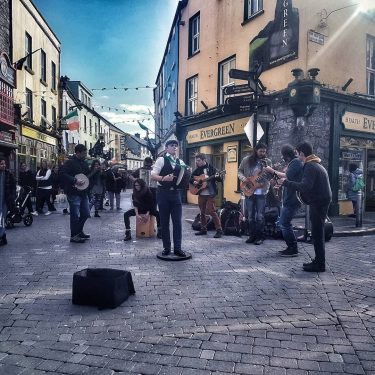 Galway Wenn man schon an der Westküste Irlands am ‘Wild Atlantic Way’ entlang fährt,…