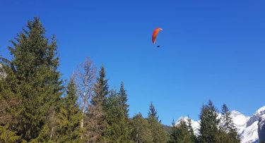 Color contrast #switzerland #kandersteg #mykandersteg #travelphotography #traveling #mountains #travelgram #travel #trip #voyage #photography #nature&hellip;