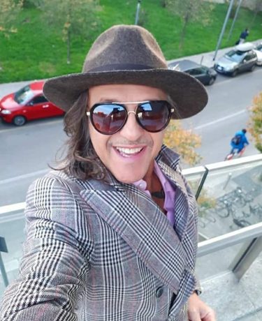 Just a smiling portrait, nothing more #keepsmiling #smiler #smilebaby #milanocityufficiale #photooftheday #photography #fotografia #longhairman…