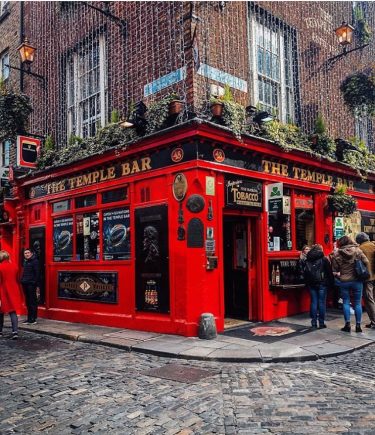 #templebar #pub #beer #dublin #ireland #travel #travelblogger #street #red #nicepics #lifestyle #travelphotography #travelgram #bnesimppl…