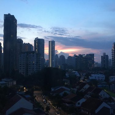 Good Morning Singapore #oldmeetsnew #neighborhood #sunrise #getupandgo #goingtobeagoodday #sunrise_and_sunsets #tuesday #morning #singapore #cityscape #riseandshine…