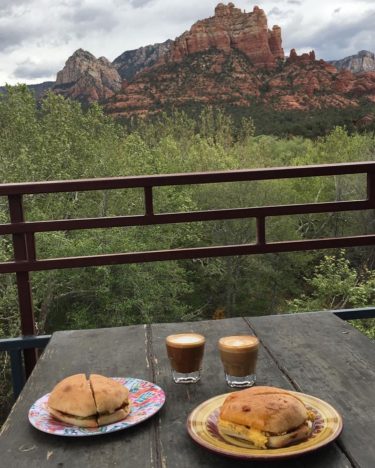 Breakfast with a view #redrocks #sedonaarizona #travellover #traveladventures #travelphotography #travelblogger #adventuretime #ustravel #funtimes #bnesimppl