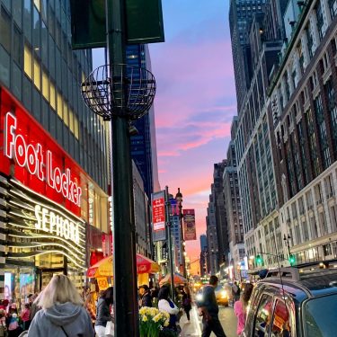 Urban sunset in Shopping ! #spring #springinnewyork #colours #nycspring #usa #travel #nomad #travelgirl #myearth…
