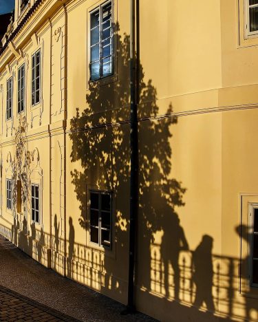 stínohra na Alšově nábřeží… #wonderful_prague #europestyle_czechrepublic #toppraguephoto #kings_hdr #visitcz # #canonczsk #discovery_earthpix #discovery #topeuropephoto…