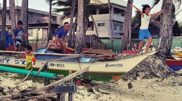 Happy kids in beautiful island of Boracay ————— ⭕️???????? ???????????????? ???????? ???? ???????????????????????????????????? ????????????????????…