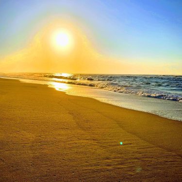 Aura. #sunrise #sunriseandsunsets #foundit #beach #sunrisebeach #montauk #gurneysmontauk #newyorkstate #longisland #hamptons #springinnewyork #usa #travel&hellip;